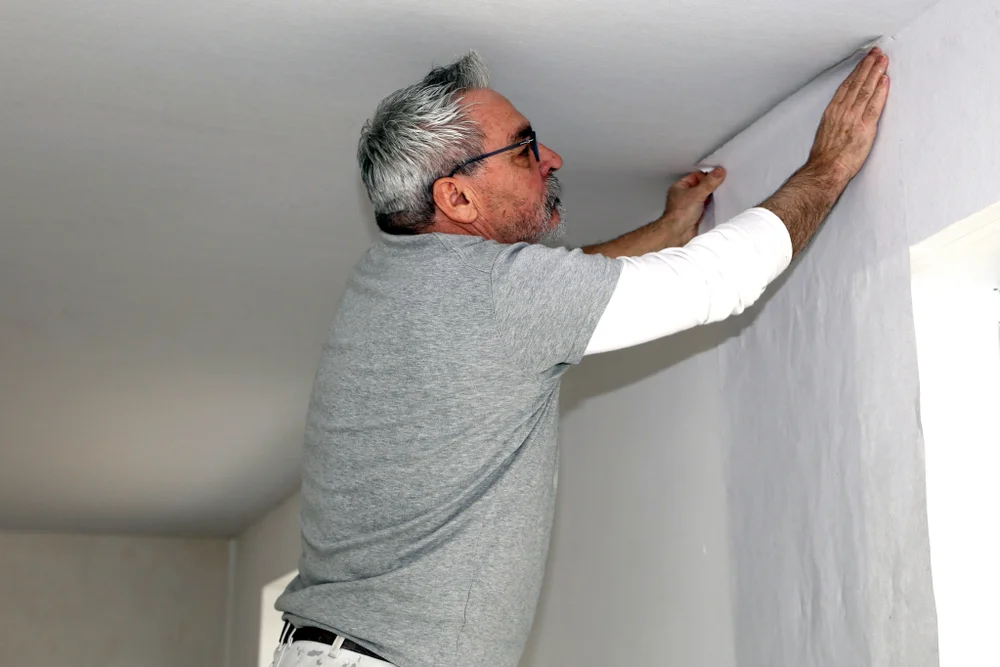 Glasvliesbehang vs stucen bij nieuwbouwwoningen in Breda. Wat is beter? Deze uitleg zal je helpen om een keuze te maken.